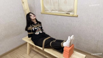 【龙飞绳艺】护士小姐姐，挑战极限老虎凳，捆绑的时候唱歌开心，后面加砖的时候 痛苦，撕心裂肺 腿要断的感觉 也不发出一点声音