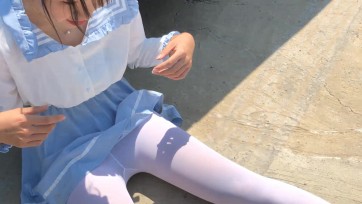 【小瓶子】软妹裙白丝萝莉马路边泥坑打滚ZW 不顾路人目光