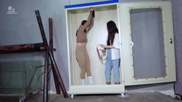 【樱束原创】《被囚禁的欠债女孩》欠债女孩被抓到柜子囚禁折磨肉偿还债！股绳紧勒/丝袜堵嘴！皮带抽打/疯狂TK！乳夹/跳D/棒棒/筋膜抢轮番伺候出液G潮！债主囚禁玩弄折磨她让她先还点