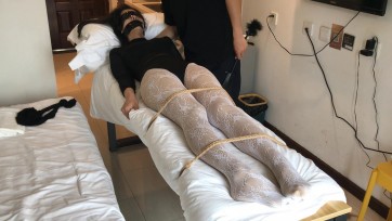 【高校联盟】99年研究生小周  微透肉丝，外面白色花藤网袜