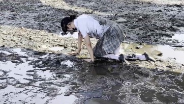 【小瓶子】吊带白丝jk臭水沟翻滚 大尺度摆拍