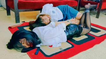 【TiedIndonesia】乳胶裙的性感老师与女学生 jk 被拘留。 绑马姿势和嘴塞住球。 整整 10 分钟试图挣脱和挣扎。 黑色丝袜和透明衬衫