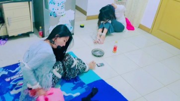 【TiedIndonesia】两个女佣被绑起来打扫屋子，这个女佣被她的雇主惩罚了。 他们能完成工作吗？