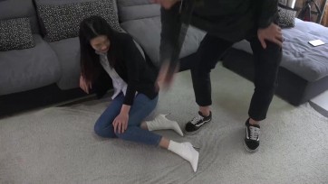 【灰鸟工作室】美女夏天的小腿被虐的青紫