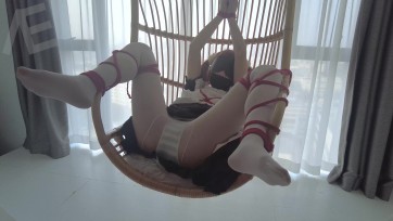 【EN_shibari】白丝连裤袜女仆，胶带封嘴，躺椅开腿缚+并腿缚TK+鞭打，小话筒震动爽到喷射尿失禁