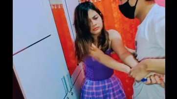 【TiedIndonesia】穿着迷你裙玩氯仿游戏的少女。 当他的父母离开时，他和他的兄弟一起玩。 哥哥给妹妹下药，绑了好几次