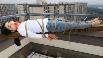 【随心原创】冷兮 白衬衣 牛仔裤 楼顶木头上的捆绑 手脚捆绑艰难的下楼梯