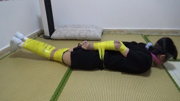 【新月原创】【红豆】 胶带捆绑挣扎测试 热裤人棍缚+女仆驷马缚 看看那个绑法更难以活动