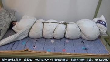 【新月原创】【红豆】宿舍棉被包裹 睡着不愿意起床被包起来挠脚之后 还被扔在地上自己挣扎出来