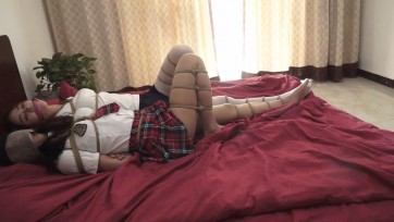 【逍遥】《妻子和第三者的捆绑情缘》中 王蕾韩懿出演 学生装的二人连服