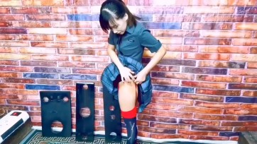 【HD飞天原创】妍儿穿上双羊具电动晀单和三种木枷，一字铐，5公斤至20公斤多种脚镣体验