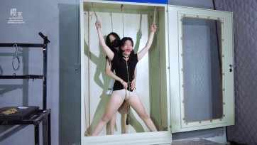 【樱束原创】《女仆的反抗报复》女仆平常被主人辱骂抽打奴役今天实在忍不了了将主人捂晕关在笼子中滴蜡报复，再将她关进铁箱中捆绑TK 鞭打 充气口塞 股绳折磨！锁柜子里棒棒震穴