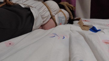 【橙子原创】小芳的严厉调教2（头套tk+白丝袜+丝袜堵嘴+捆绑挠痒）