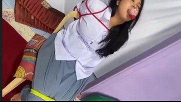 【TiedIndonesia】阿里坎演员“绑架家庭主妇，强迫女儿穿jk制服” 丈夫上班，孩子上学，劫匪闯入家中，将可怜的家庭主妇抓走。 命运如何？