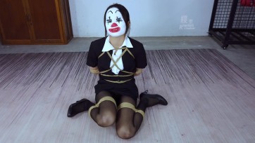 【樱束原创】《小丑的表演上加长版》雪妮是马戏团的一名演员，专门表演自缚逃脱，表演开始前想先练习一遍，叫同事帮忙捆绑魔法结，谁知同事故意整她没有使用魔法结而是用的死结