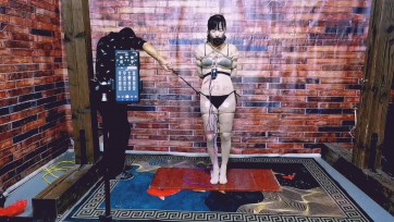 【HD飞天原创】妍儿站立电击，特邀请电气工作人员为妍儿奴设计一款脚踩式郊狼自动电击开关，又把乳jia高高吊起来,只能长期垫着脚尖,脚跟只要踩着双开关,电击舜间接通电击全身