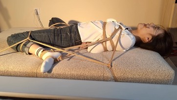 【吴越】长腿眼镜学姐文静，白衬衣花式仰面缚虐第一季：极限禁锢、挠白袜、玩肚脐与虐舌，文静扭出新花样