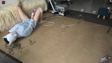 【绳之韵】瑾瑜，小绳努的自我训练课：字母黑丝，自缚、自拷，棒棒自嗨，原味黑丝堵嘴、强力塞入过程示范，小丫头越来越上道，第一次在拍摄中主动露出了紫粉小裤裤