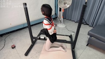 【心悦艺束】小萝莉的自娱自乐 日式后手嘟嘴蒙眼，脚上用脚铐限制在铁马上，横杆上贴着强力震动BB，小萝莉在自己努力的寻找gc