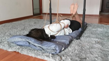 【奥特曼】长相甜美的OL绒绒驷马口球超长时间放置