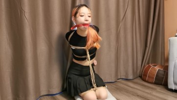 【奥特曼】珊珊直臂大口球跪吊在栏杆上长时间放置