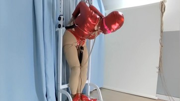 【影子原创】高跟肉丝+高叉红衣+后手吊缚 是不是震的很嗨啊？