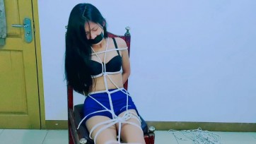 【TiedIndonesia】短暂的绑架系列'少女维拉被绑架和训练'当维拉独自走在黑暗的走廊上时，她被人从背后下药并被带走了。当她醒来时，她被捆绑起来，在一个陌生的房间里接受训练。