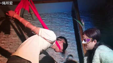 【一绳所爱】男士帅哥被女绳师紧紧绑起来打耳光