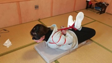 【一绳所爱】佩奇是个很保守的女孩，但内心有压抑不住被紧缚的诱惑