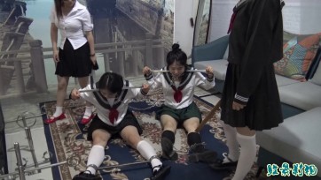 【胜景影视】《女王的学生M》第二集 新的两女M被女王和女王的M强制戴上颈手枷，口枷在家里变相调教