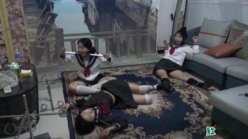 【胜景影视】《女王的学生M》第三集 新的两女M和女王的M被女王强制戴上颈手枷，口枷在家里各种调教