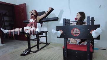 【樱束原创】《背叛之特工姐妹花最终篇》大型定拍转公映！卧底将戴着玫瑰口球的特工姐妹花分别放到固定凳和开腿凳上，用尺子一边打一边挠白袜脚心！更是将棒棒固定震穴强G调J