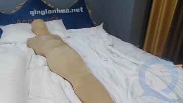 【小石头工作室】被塞入20cm假阳肛塞，电击刺激，穿上Zentai之后被7层丝袜睡袋全包呼吸困难还外加呼吸控制，连续震动棒榨精，中途还走掉了s，精疲力尽的情况下还被裹上棉被动弹不得，好...