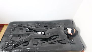 【长颜草】高挑空姐体验真空床tj强高 一旁观看的小妹妹也忍不住上手不断抚摸