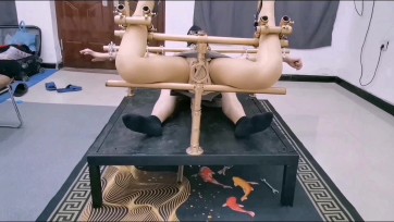 【HD飞天原创】把绳奴A禁锢在拘束架上,强制骚奴深堠、高速P机差入、无情灌长、逼的SAO水狂喷,防毒面具绝闷电击TK,一点挣扎余地都没有,好刺激......