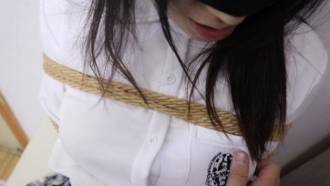 【荷仙少女】温柔一刀的少女I的羞耻体验 居然绑在了床头柜上 ，穿着皮鞋的白棉袜双脚被固定在床头柜的两个柱子上剥夺感官 然后尽情的揩油袭胸 下面有玩具控制 羞耻过后的少女I一边绝...