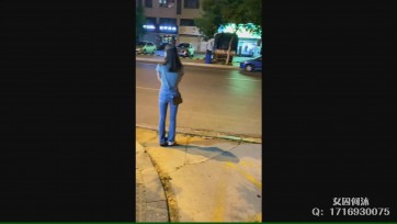 【何沐原创】何沐戴脚铐逛街打车