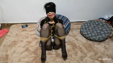 【随心原创】凯琳单股细麻绳五花紧缚 很勒人 艰难趟镣行走 分腿 口水如瀑