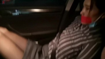 【绳之韵】小欲女菲菲户外初体验第二集：完整装备（装备过程详见第一集），偶遇电梯美女、户外捆绑兜风、挑逗，遥控TT试用、售楼中心逛一圈，忽略了疫情期间的量体温要求，遇险