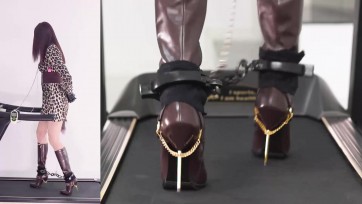 【高跟遇到跑步机】重镣禁锢的高跟长靴豹纹短裙手脚连铐家务在跑步机上