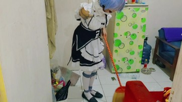 【TiedIndonesia】cos特辑，女仆rem被绑住被迫打扫屋子，雇主将手脚绑在一起用球捂住嘴