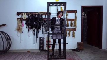 【樱束原创】《猥琐大叔与萝莉三》这一集高压电击棍直接正面电击，小萝莉彻底崩溃，嚎啕大哭，一把鼻涕一把泪彻底释放，流露真实的情绪绝非演绎.....