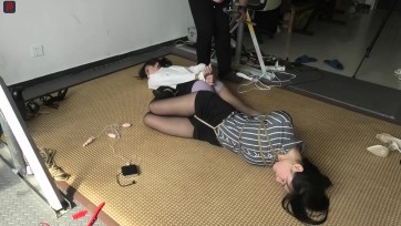 【绳之韵】瑾瑜、菲菲，OL女奴双人TJ第三部第二集：地板双人丝足连缚、原味强入，皮鞭、美腿、翘臀、嫩足、乳鸽，腹黑鞭打、SP，深度亵玩