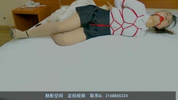 【魅影空间】龟甲缚，后手缚，在带一个性感的口球，肉丝高跟的小美女，被放任自己挣扎