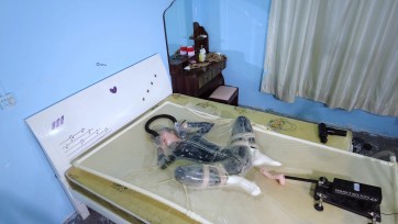 【樱束原创】《透明乳胶真空床中崩溃大哭》全新姿势，加粗呼吸管增加口塞效果用透明真空床进行拍摄，可以清楚的看到雪妮在里面奔溃的大哭尖叫！炮机强插震穴！