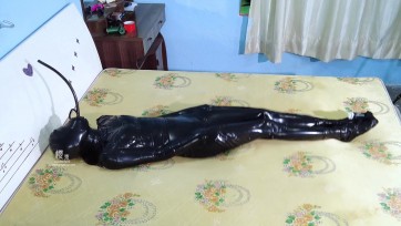 【樱束原创】全身包头拘束服《乳胶真空睡袋全包》雪妮被诓骗进入粉丝众筹全包拘束睡袋中被真空抽气强大负压将乳胶吸附到一起压迫感十足形体完美展现！控制空气进入量难受挣扎出来后