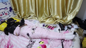 【荷仙少女】【荷仙实验】把可爱的白丝+白棉袜Lolita少女单腿吊绑再放到床上对女孩先捆绑再进行包裹，变成简单的木乃伊少女