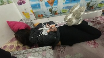 【体校生】很紧的五花大绑，她闺蜜说不要太紧了，让我松点，她闺蜜拿着手机再录，真不知道她什么想法。