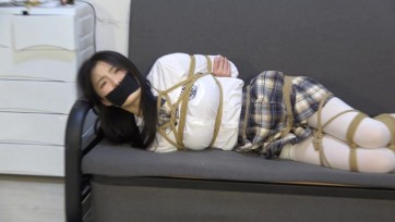 【美束映画】入室劫案之学生妹绑架案 小狐狸学生装白丝捆绑挣扎