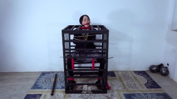 【樱束原创】《猥琐大叔与萝莉一》萝莉佳佳这天放学回家，路过公园休息，被尾随的大叔用药迷倒，将其扛回了家中，猥琐的大叔看着可爱的佳佳垂涎三尺，决定好好爱抚一番